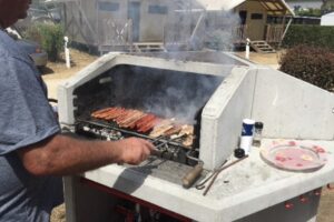 Grilleur de barbecue efficace avec pare-étincelles en option et ustensiles de barbecue.