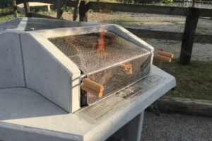 Options du fusion-grill, barbecue collectif multi-foyers pour grillades estivales.