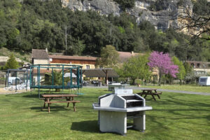 barbecue-sur-sol-naturel---herbe-camping-