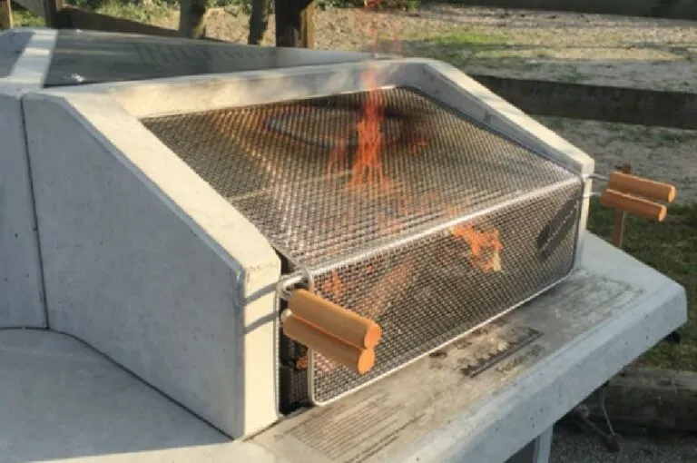 Barbecue Monofoyer au feu de bois Barbecue monofoyer avec feu de bois dans un jardin