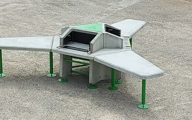 Barbecue collectif Fusion Grill avec trois tables vu de loin