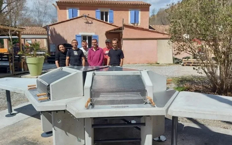Groupe de personnes devant un barbecue collectif La Vie dehors