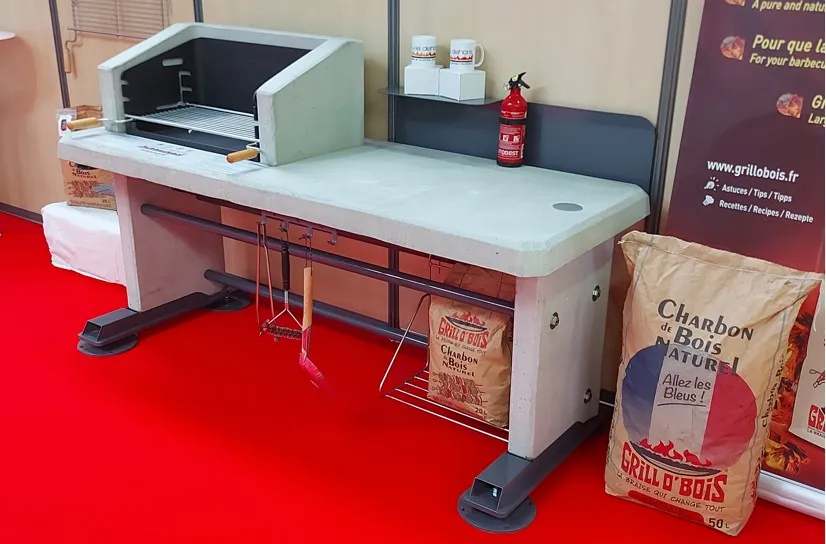 Exemple d’installation Monofoyer Barbecue monofoyer intégré dans une cuisine extérieure