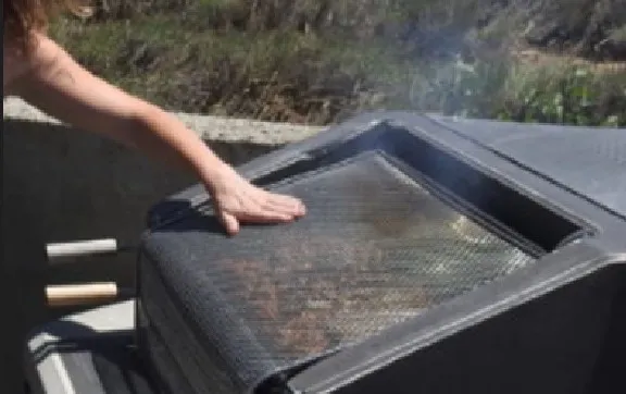 Grille de barbecue toujours froide Main posée sur la grille froide du barbecue Monofoyer
