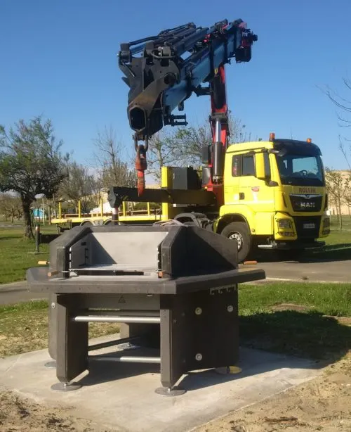 Installation avec un camion-grue Transport et installation d’un barbecue collectif par camion-grue