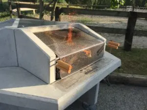 Foyer et grille de cuisson Foyer du barbecue collectif équipé d’une grille de cuisson