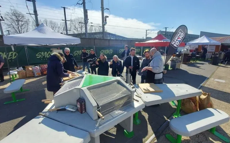 Démonstration du barbecue collectif La Vie Dehors lors d’un événement