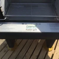 Logo du barbecue Fusion Grill Plaque signalétique La Vie Dehors sur le barbecue Fusion Grill