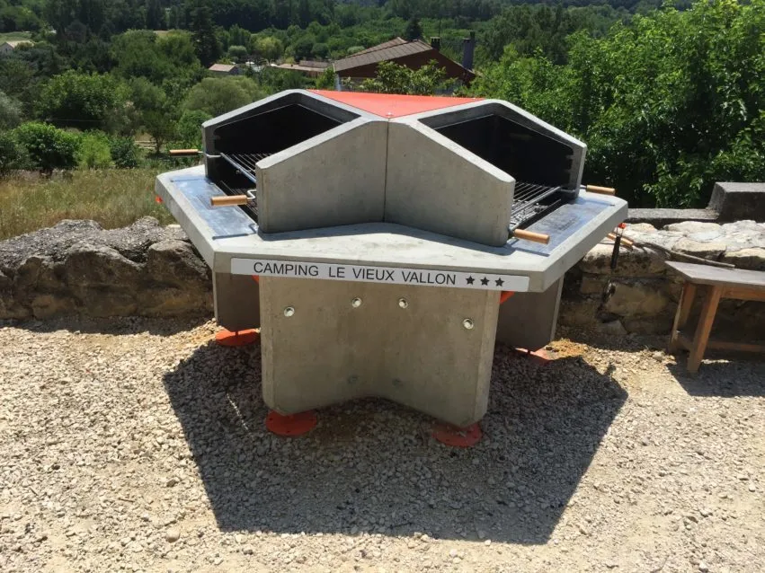 Maintenance au camping Le Vieux Vallon – après Barbecue collectif du camping Le Vieux Vallon après maintenance
