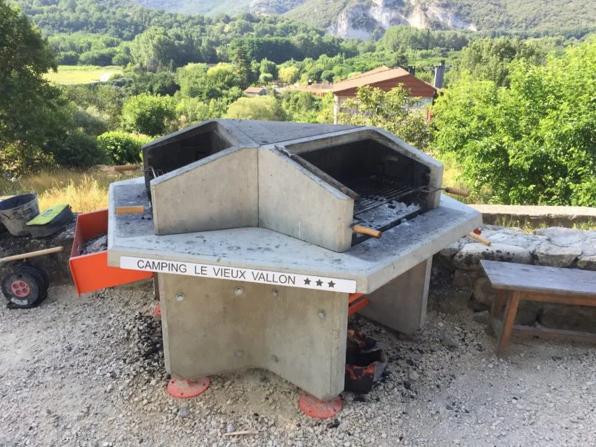 Maintenance au camping Le Vieux Vallon – avant Barbecue collectif du camping Le Vieux Vallon avant maintenance