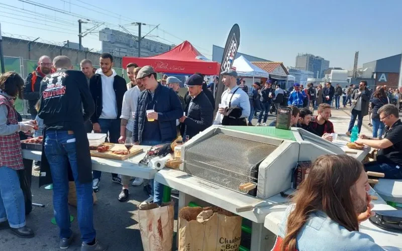 Groupe réuni autour d’un barbecue collectif lors d’un événement