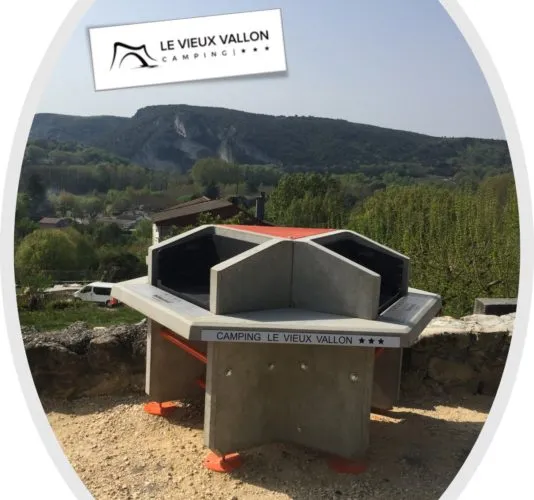 Installation au camping Le Vieux Vallon Barbecue collectif du camping Le Vieux Vallon