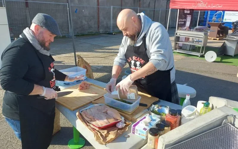Utilisateurs préparant un repas sur un barbecue collectif Fusion Grill