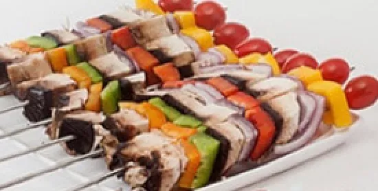 Brochettes de viande et de légumes prêtes à griller