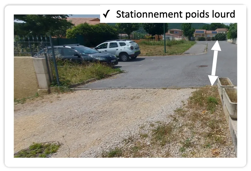 Stationnement du poids lourd Zone de stationnement prévue pour le camion de livraison
